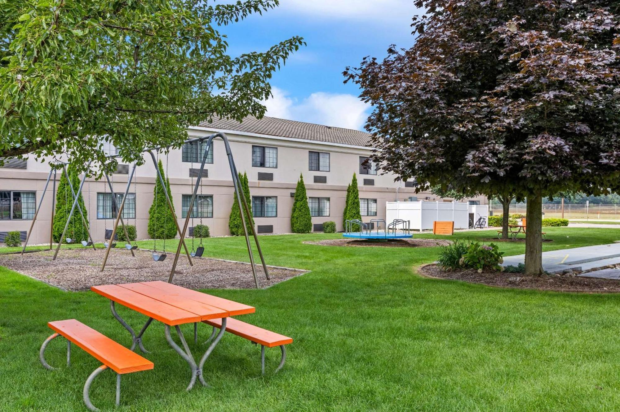 Comfort Inn Ludington Near Us-10 Экстерьер фото